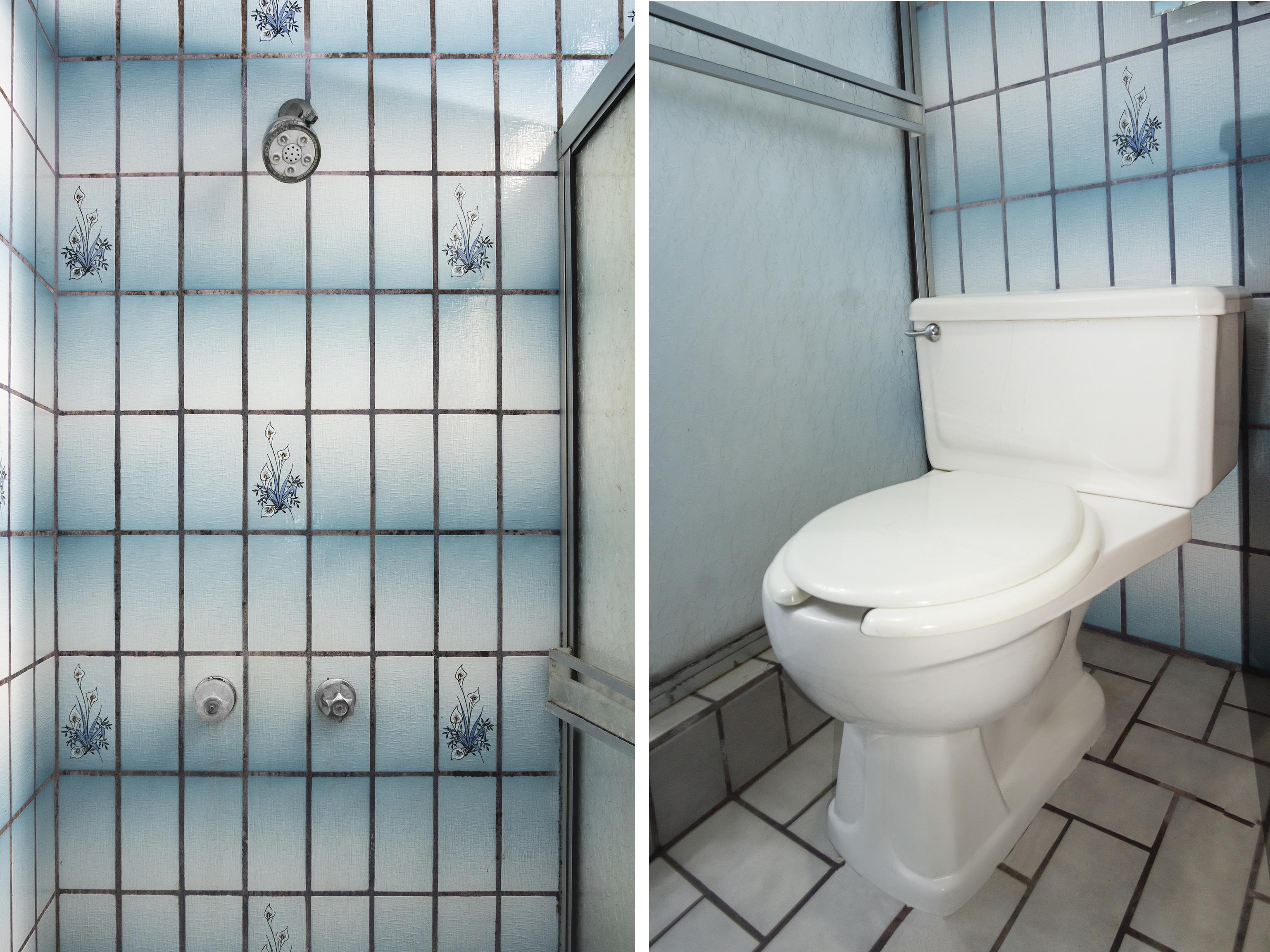 Oyo Hotel Hacienda Don Luis, Rosarito Εξωτερικό φωτογραφία A shower and toilet in a typical Western bathroom