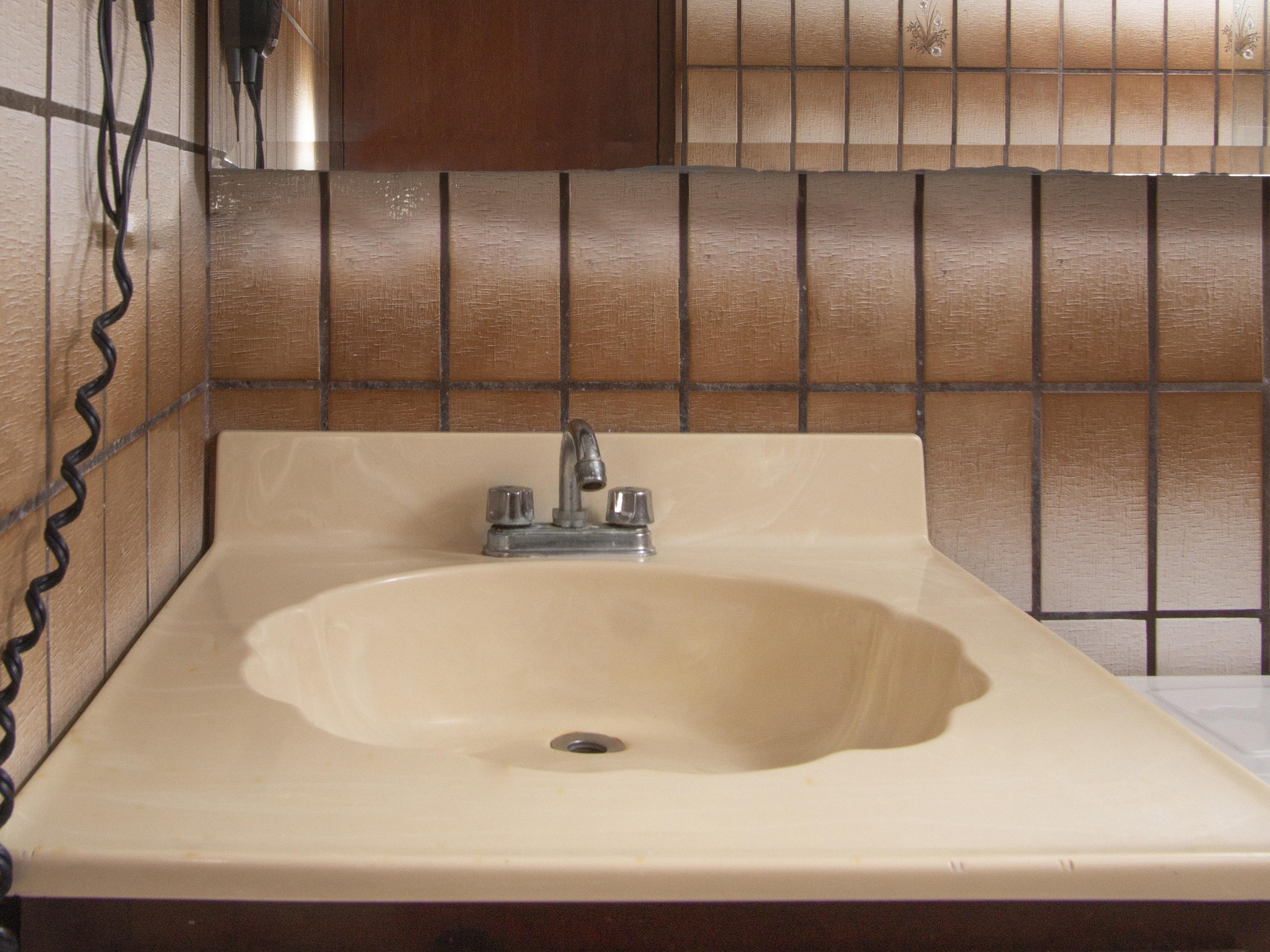 Oyo Hotel Hacienda Don Luis, Rosarito Εξωτερικό φωτογραφία A typical American bathroom sink