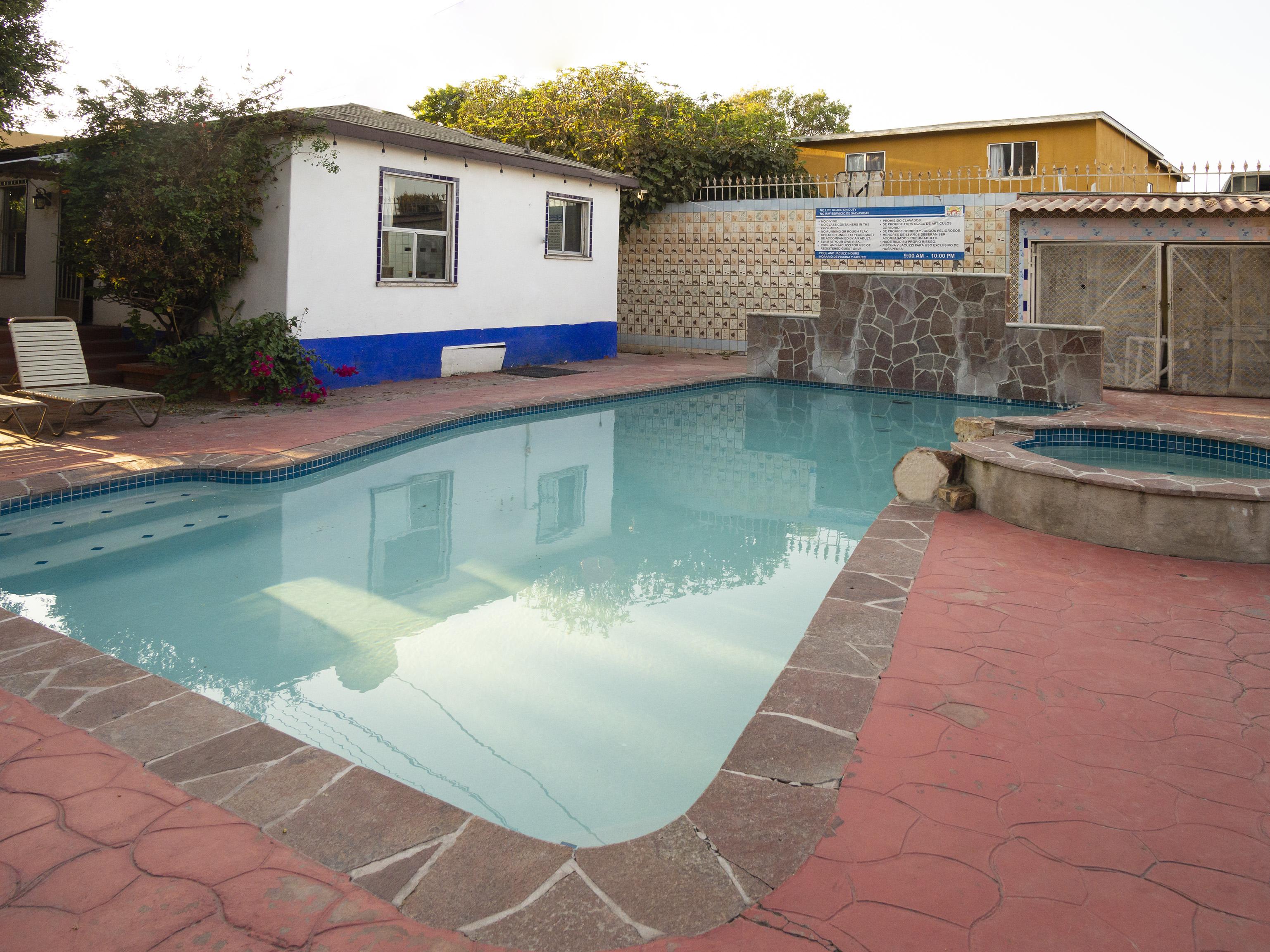 Oyo Hotel Hacienda Don Luis, Rosarito Εξωτερικό φωτογραφία A swimming pool in a private backyard